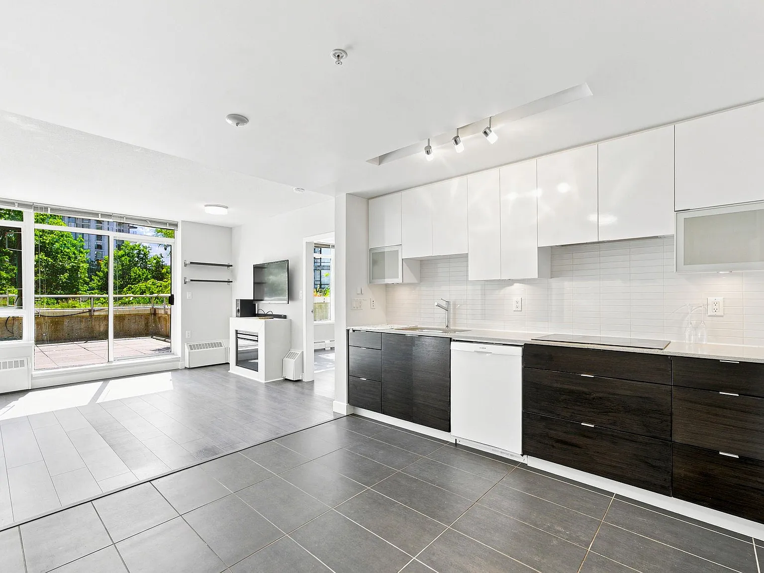 2 bed, 827 sqft, $3,250 — Photo 2