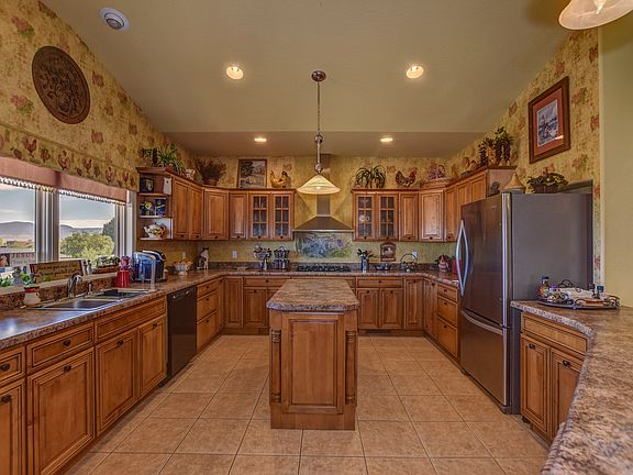 LARGE KITCHEN