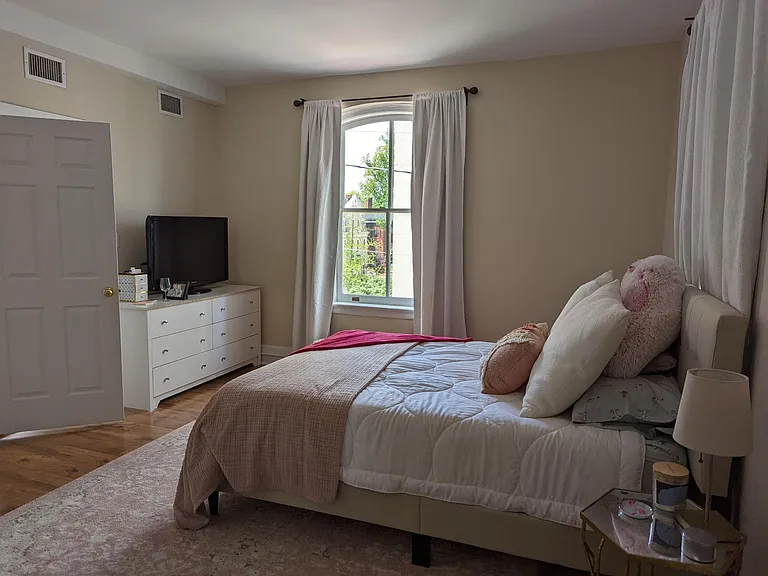 212 W Franklin St #202 — Photo 9