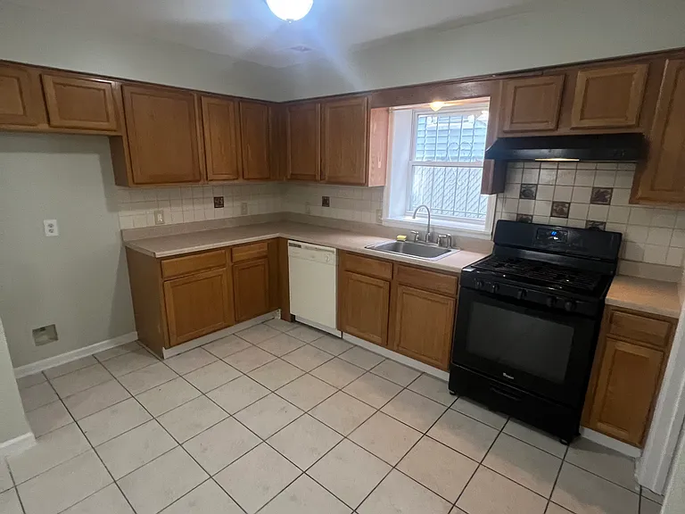 132 Fabyan Pl #1A — Photo 2