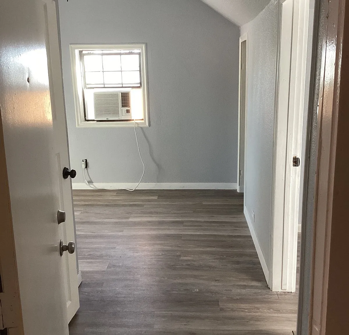 Studio, 1.0 bath, 500 sqft, $650 — Photo 2