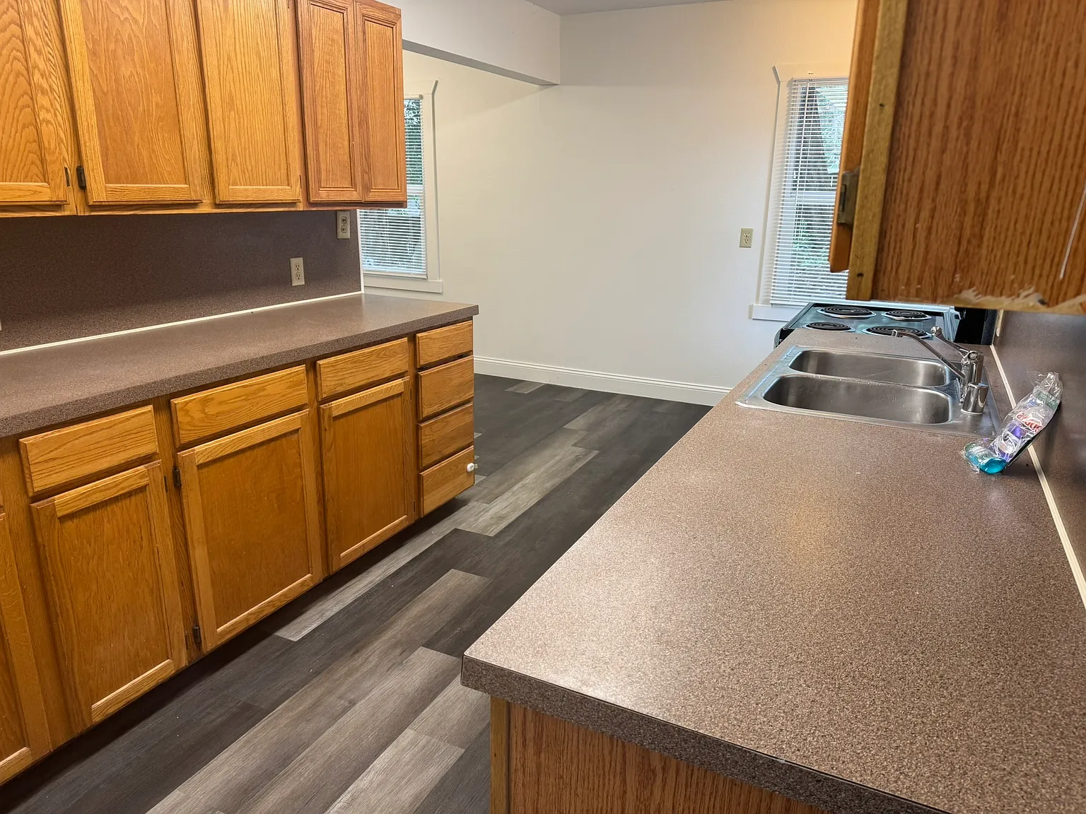 8905 DM — Photo 2
