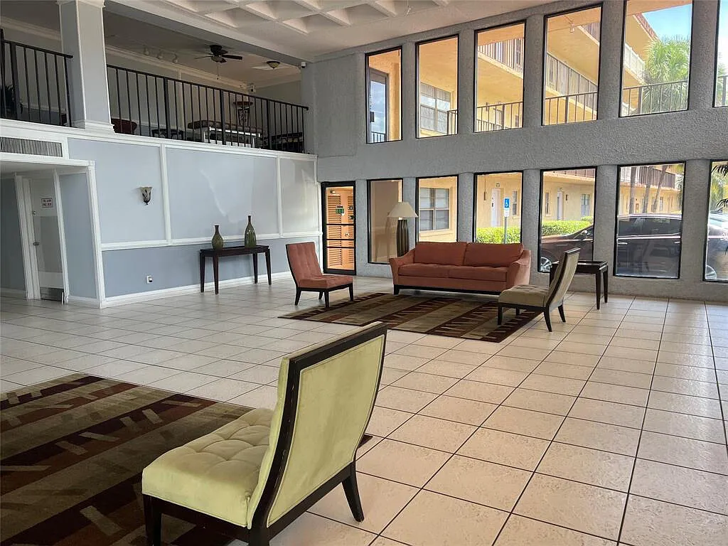 1 bed, 1.5 bath, 741 sqft, $1,690 — Photo 2