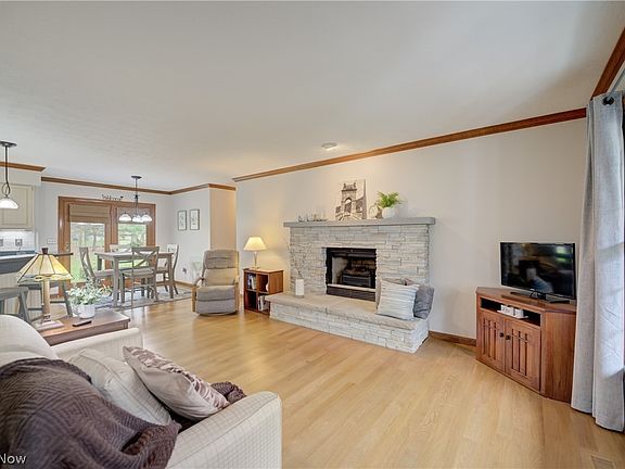3rd image of 32199 Hickory Ln