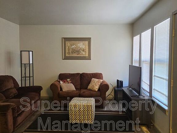 4th image of 517 W 5th St