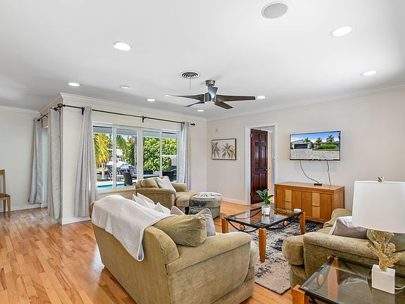 5th image of 913 SE 10th Court
