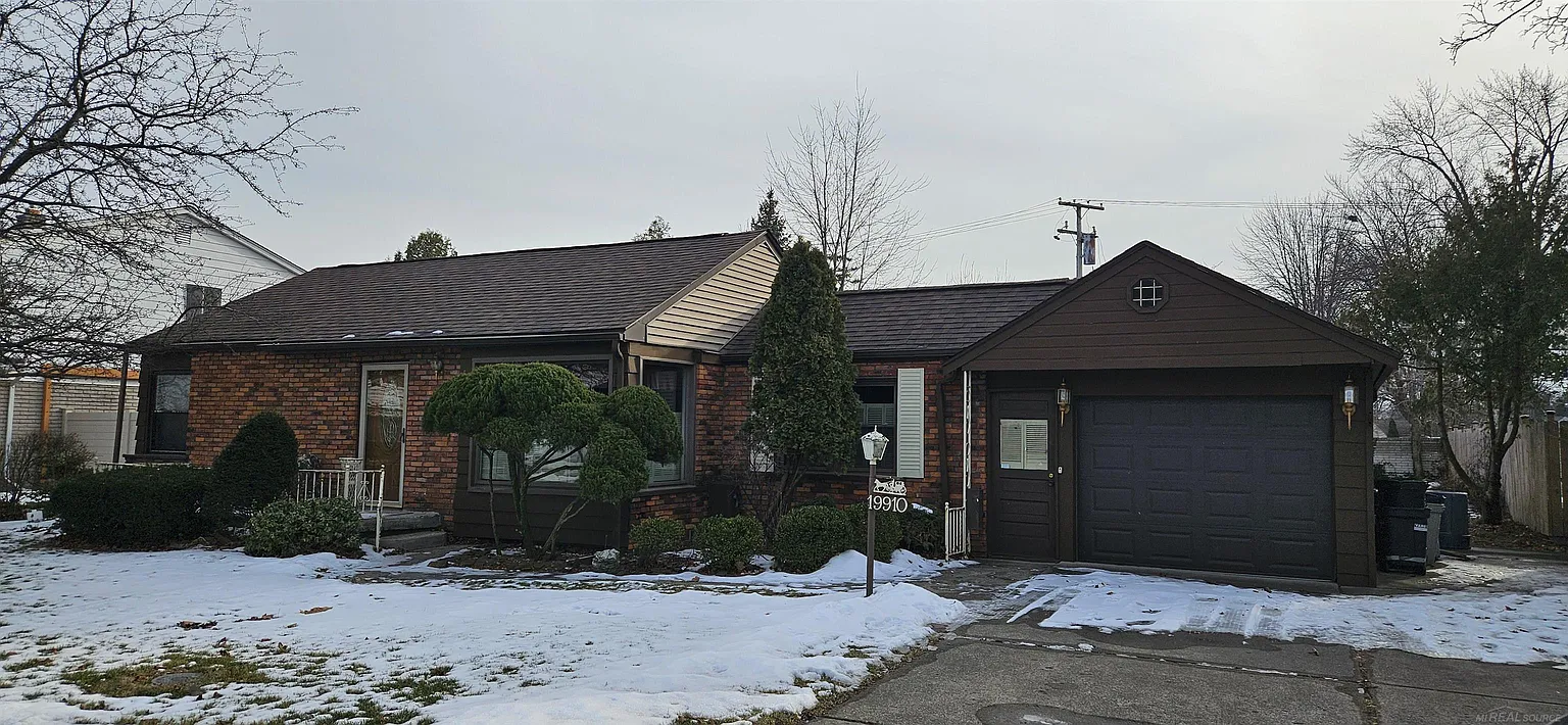 19910 Parkside St photo 1
