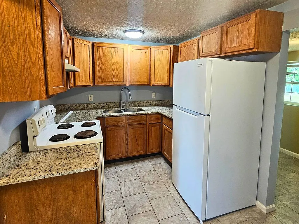 3 bed, 1.0 bath, 1071 sqft, $1,400 — Photo 4