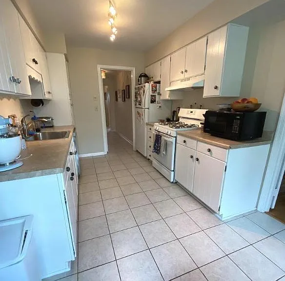149 East St NE — Photo 4