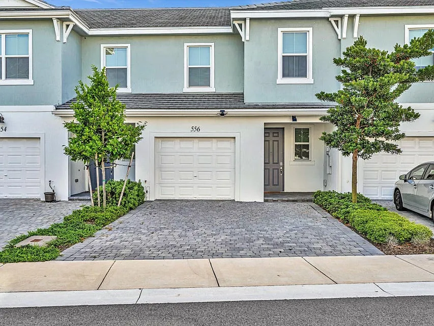 3 bed, 2.5 bath, 1831 sqft, $3,700 — Photo 2