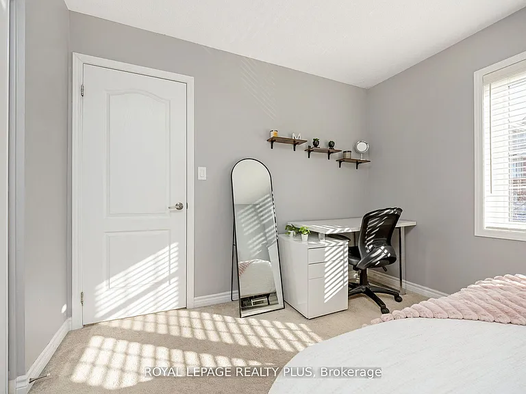 1542 Gainer Cres — Photo 27