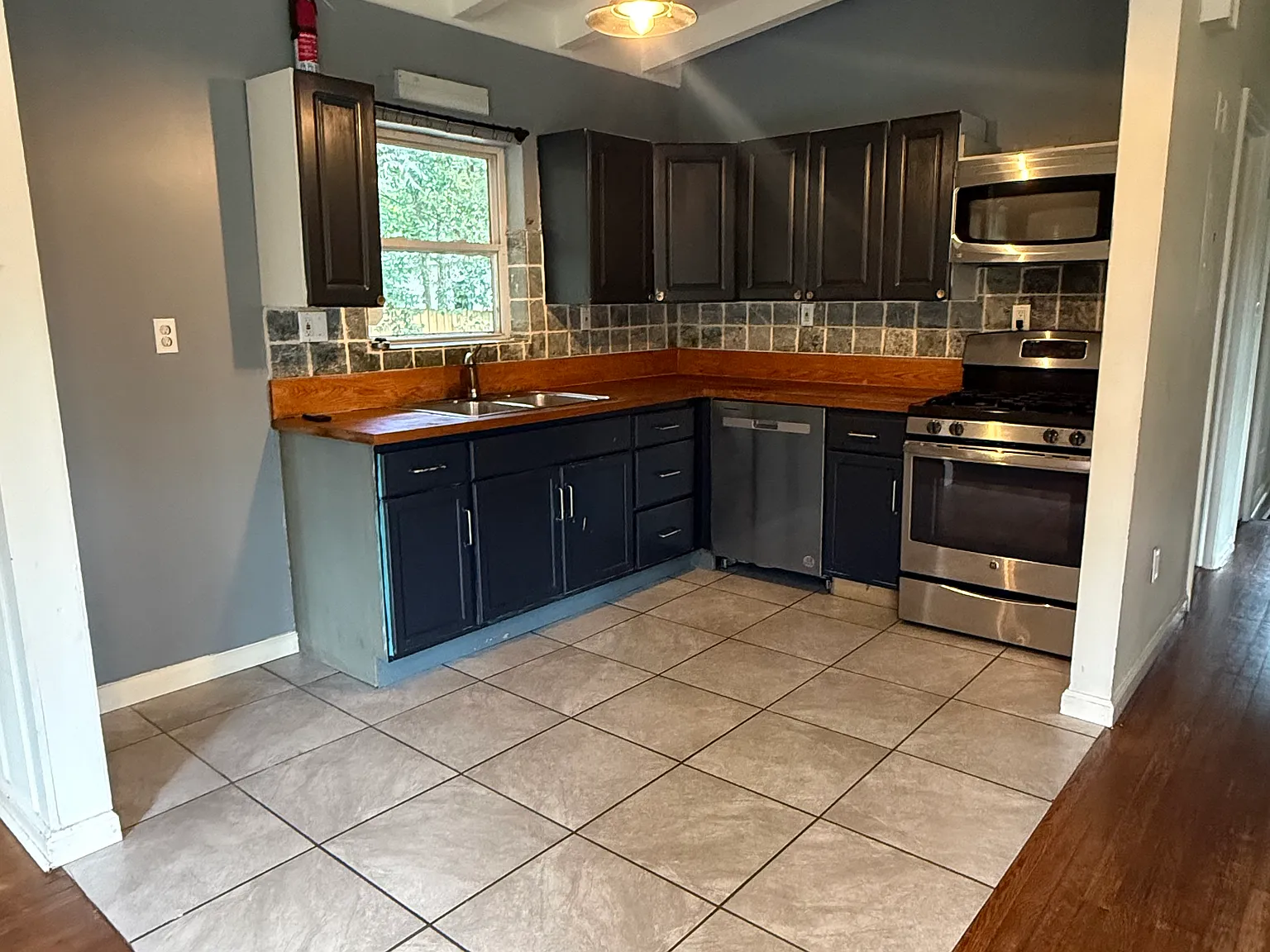 3 bed, 1100 sqft, $1,700 — Photo 3