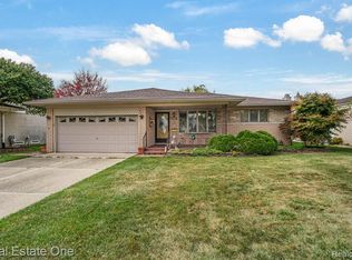 33487 Mina Dr, Sterling Heights, MI 48312