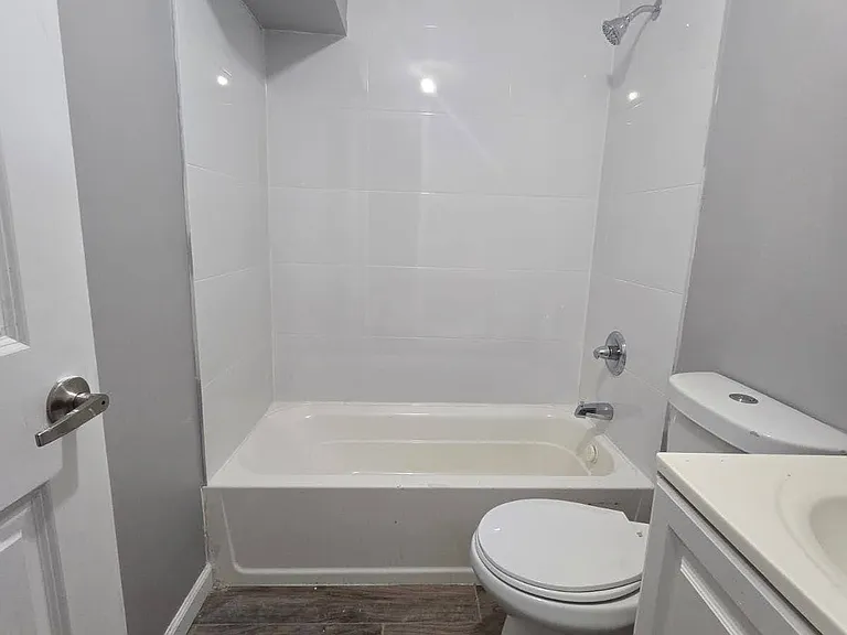 73 4th St #B1 — Photo 3