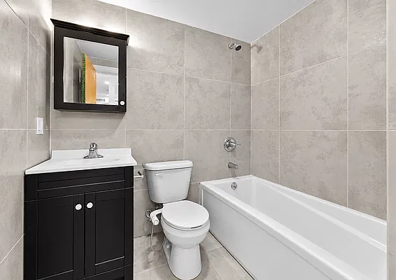 Bathroom, photo 1