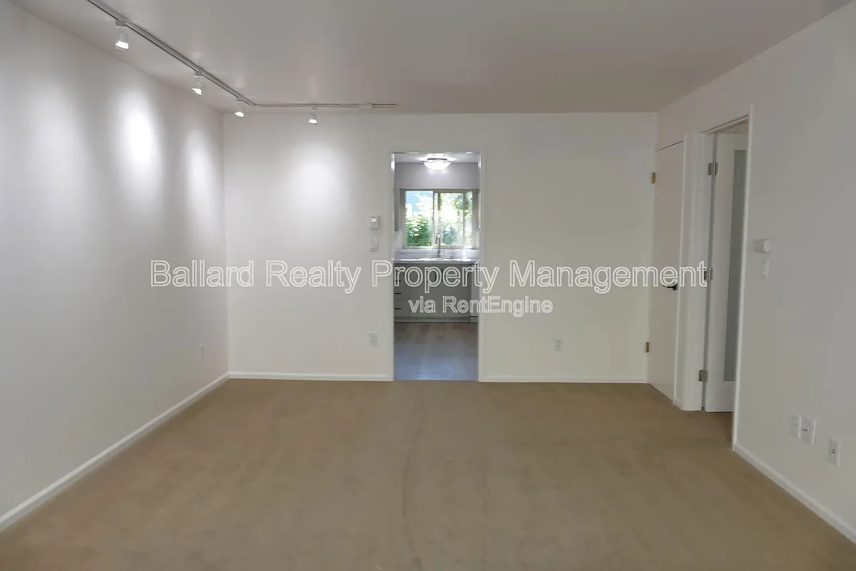 Building Photo - 8411 Linden Ave N #4