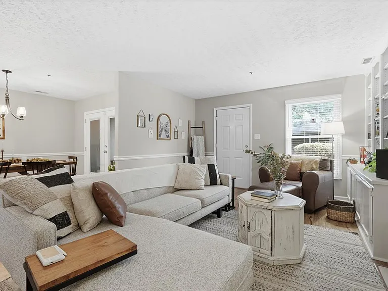 8611 Old Carriage Ct — Photo 10