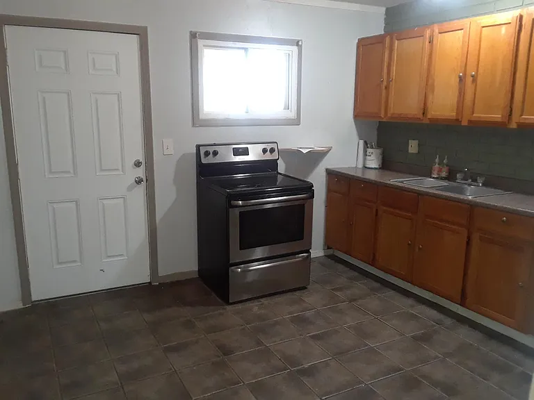 10923 Ewing Ave — Photo 4