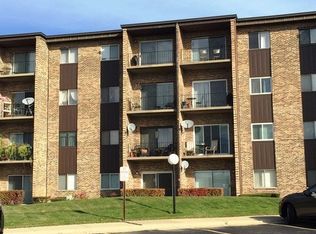 701 W Huntington Commons Rd APT 109, Mount Prospect, IL 60056