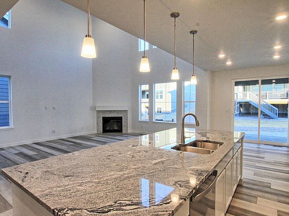 Eat-in Gourmet Kitchen with Slab Granite