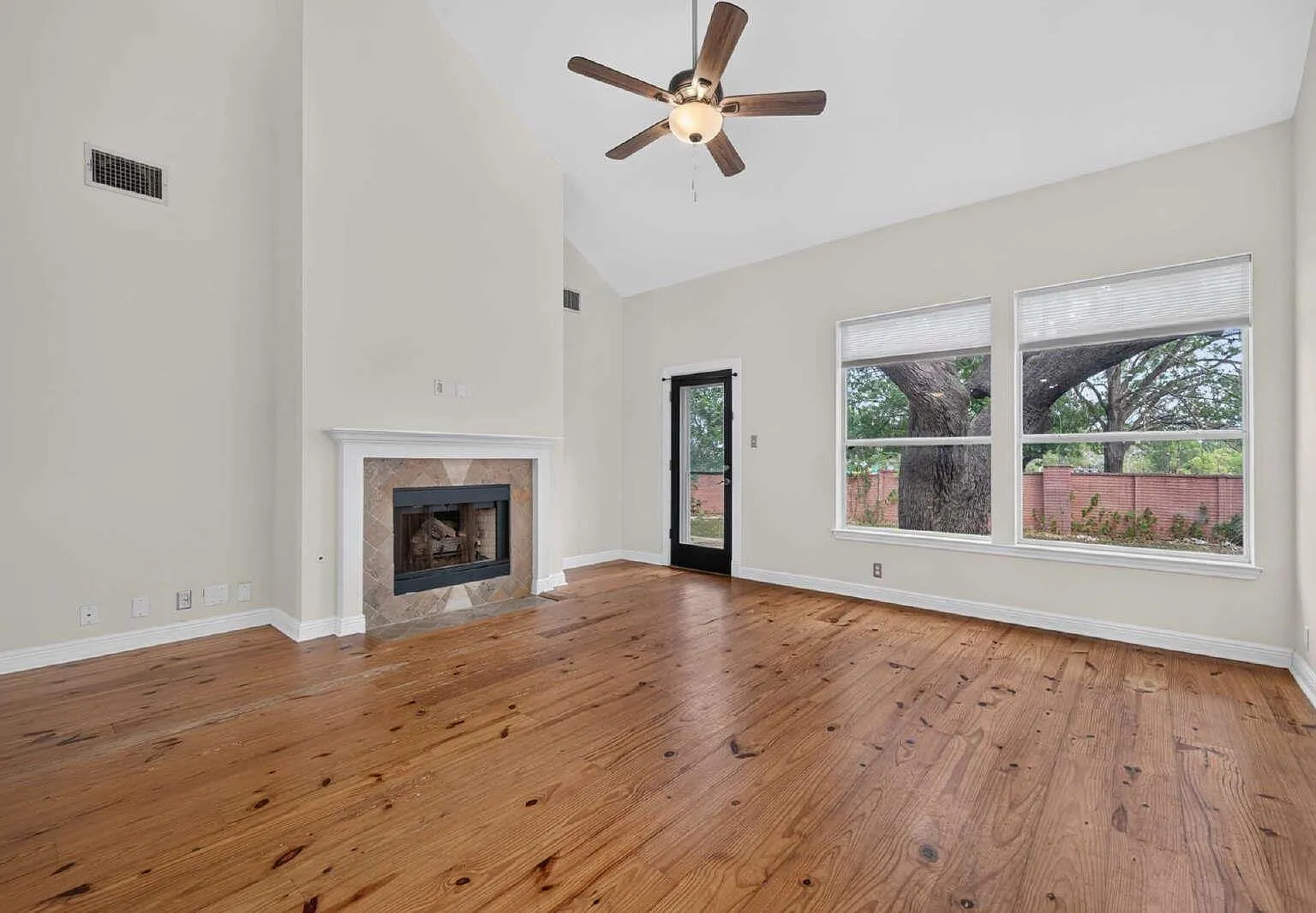 4 bed, 2.5 bath, 2732 sqft, $3,300 — Photo 4