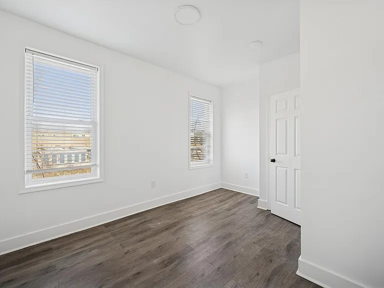 6143 Glenmore Ave — Photo 11