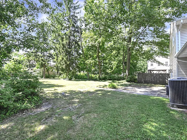 1722 Sheridan Rd — Photo 32