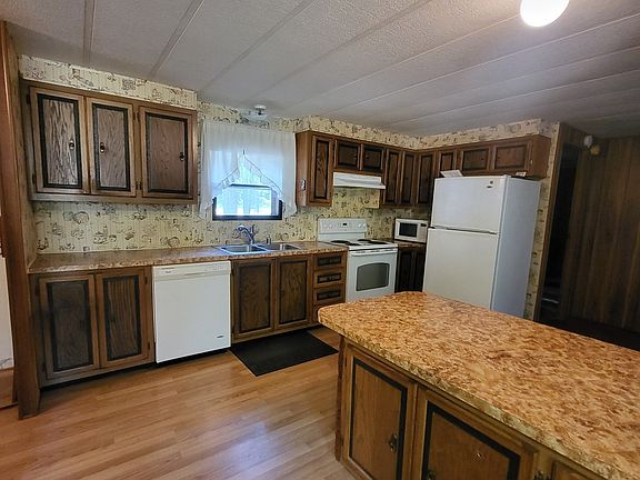 5th image of 32 Meadowlark Ln