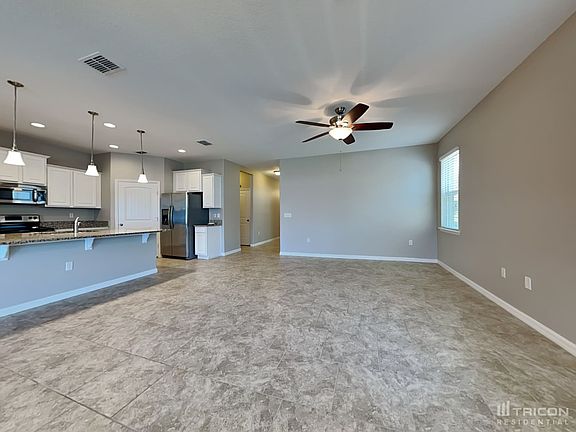 3rd image of 132 Waterside Cir
