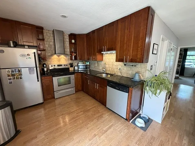 33 Charleston Ave — Photo 9