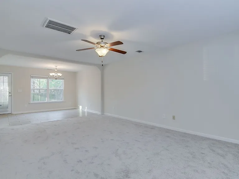 703 Sycamore Ct — Photo 5