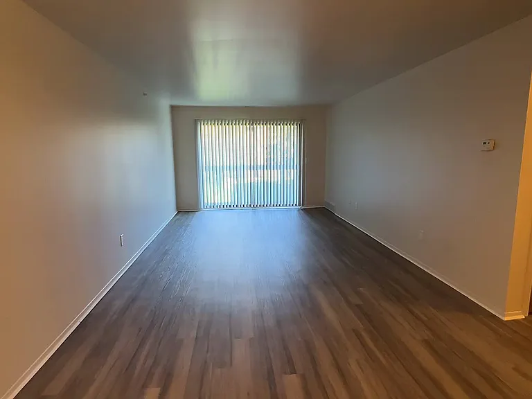 Lakeside Village Apartments — Photo 101