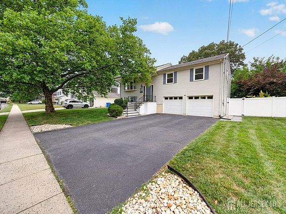 2nd image of 961 Linwood Pl