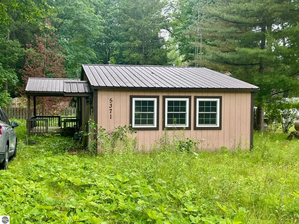 5371 Jewel St, Gladwin, MI 48624