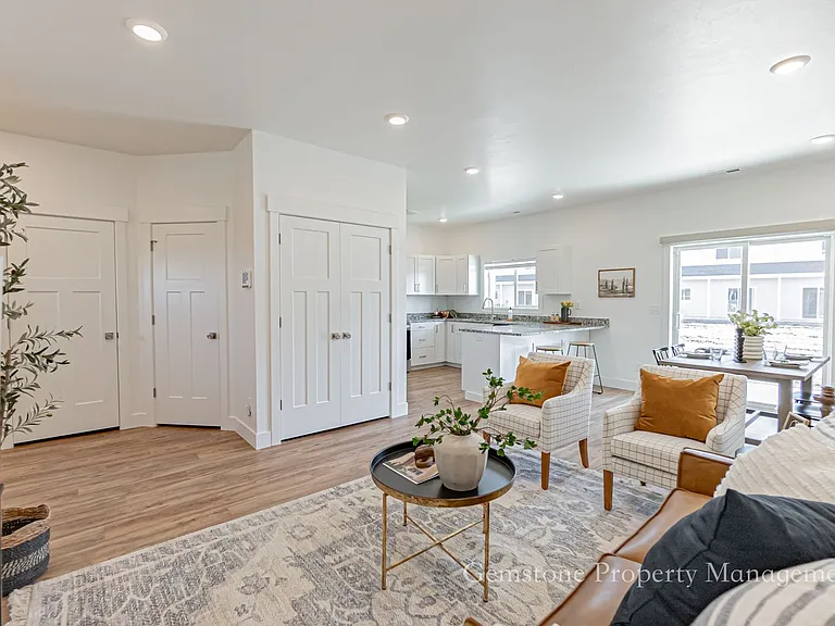 528 Harvester Ave — Photo 4