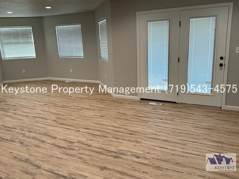 857 S Palomar Dr — Photo 2