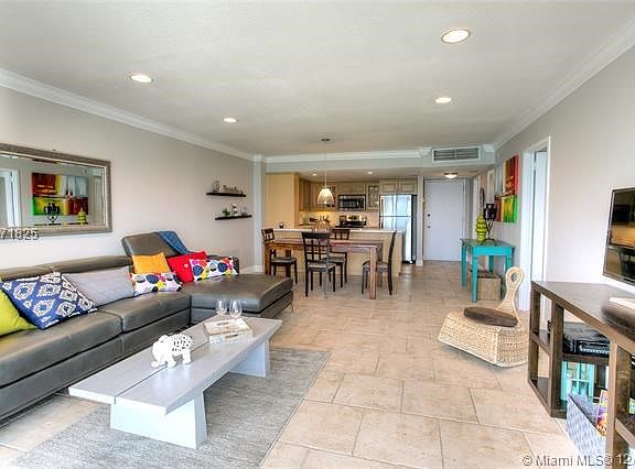 OPEN LAYOUT THROUTH OUT THE LIVING AREA