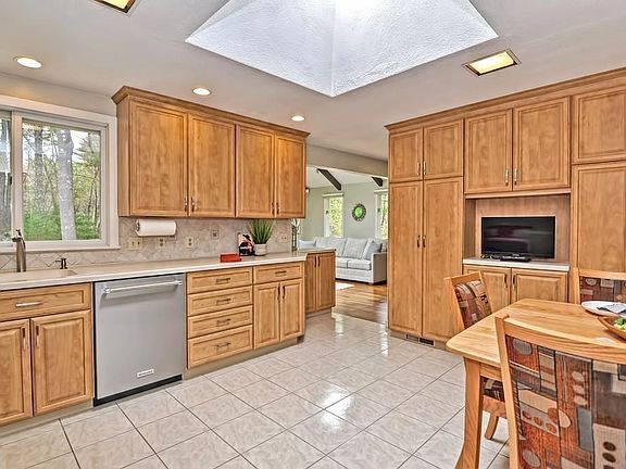 5th image of 145 Fensview Dr