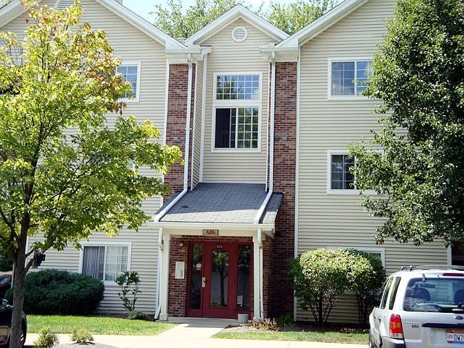 3rd story condo, soaring ceilings!