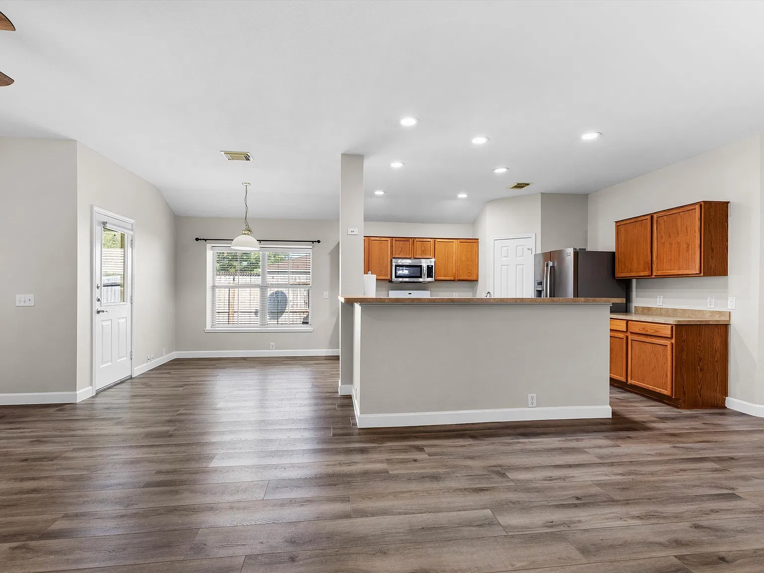 3 Bed, 2 Bath Single-Story in Selma | New Carpet & Paint, Gas Appliances, 2-Car Garage, No HOA — Photo 4