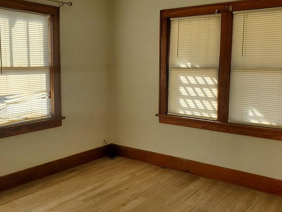 4th image of 1009 N Grand Ave
