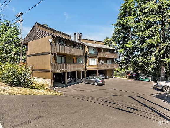 This massive 18,295 sq. ft. lot includes an expansive onsite shop and storage space for the owner.>