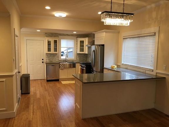 Quartz Counters with SS appliances and gas cooking!