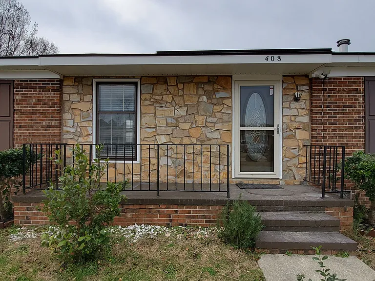 408 Desmond Dr — Photo 2