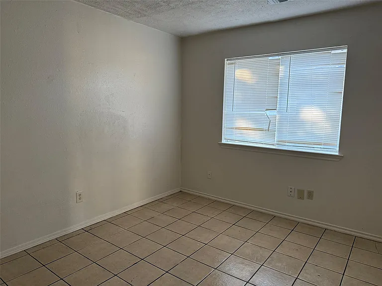 2114 W Greens Rd — Photo 5