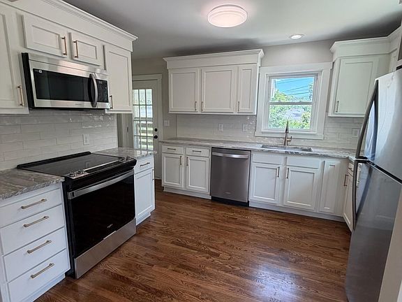 3rd image of 589 Stratford Dr