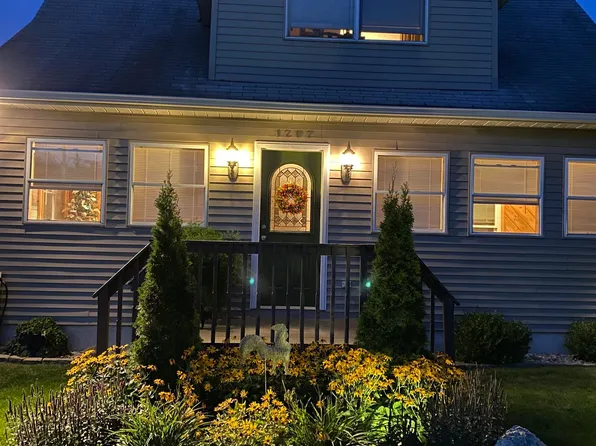 1202 State St, Charlevoix, MI 49720