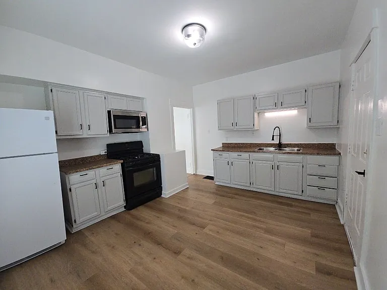 1715 Mack Ave — Photo 6