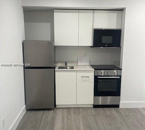 2nd image of 910 SW 8th Ave #D