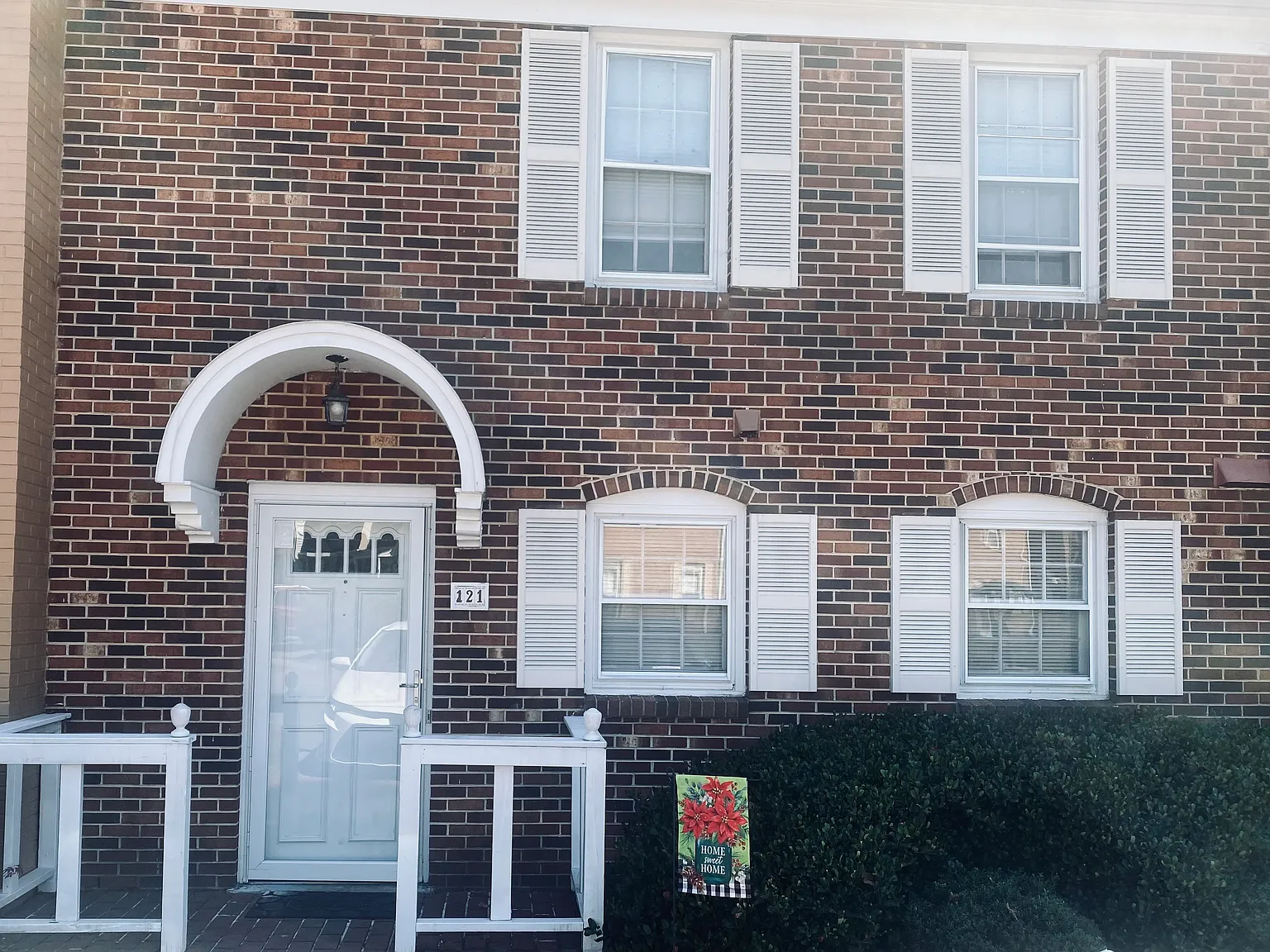 121 Charlestowne Cir — Photo 1